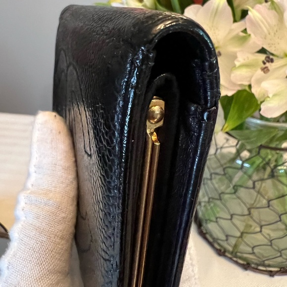 CHANEL Black Caviar Leather Kisslock Compact Wallet | RARE: MADE IN ITALY - Picture 11 of 12